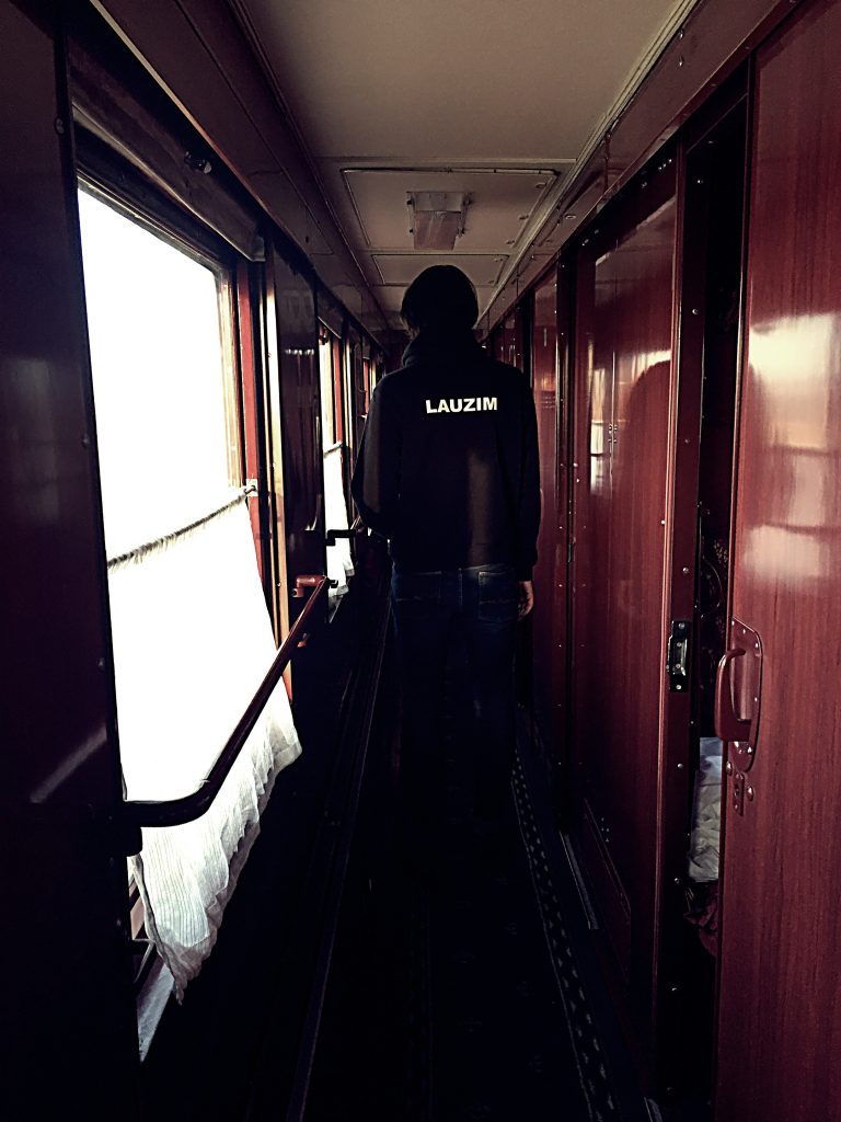 Zim déambule dans les couloirs