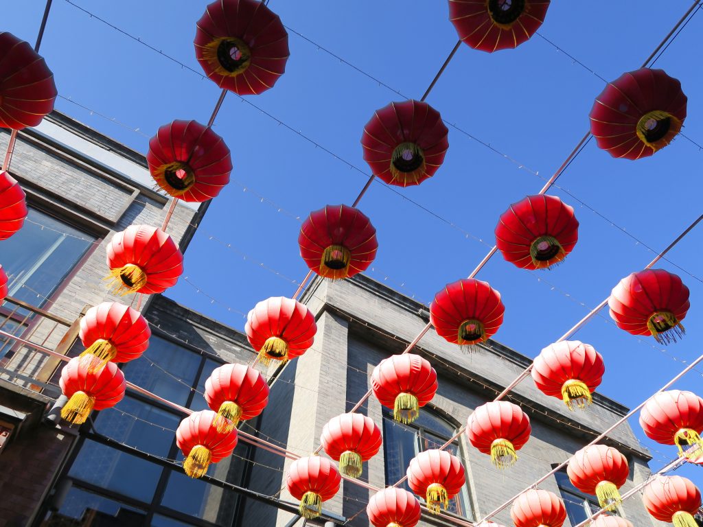 Lanternes au dessus d'un hutong