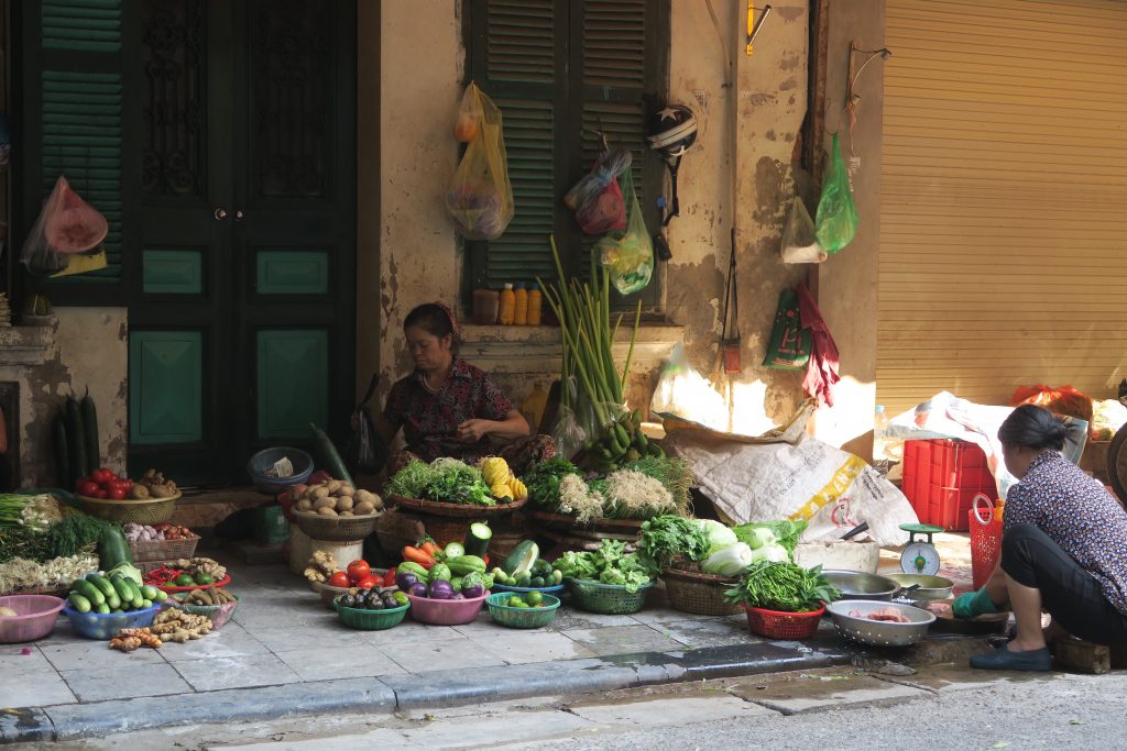 Marché sur le trottoir