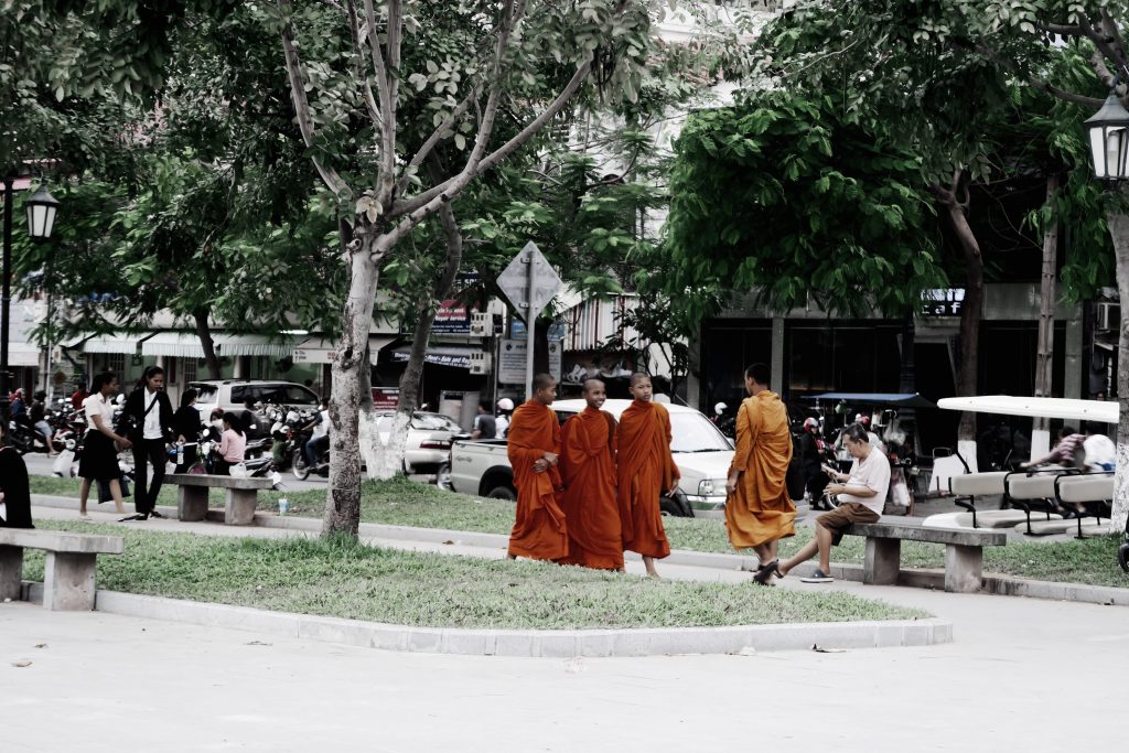 Jeunes moines dans Phnom Penh