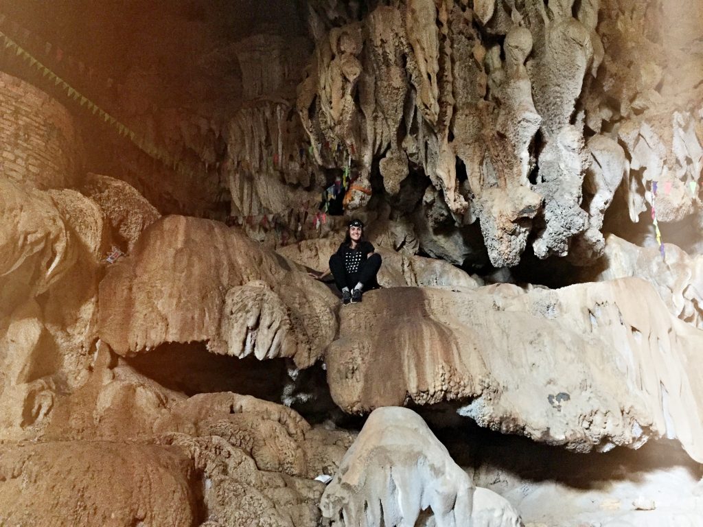 Laura dans une grotte