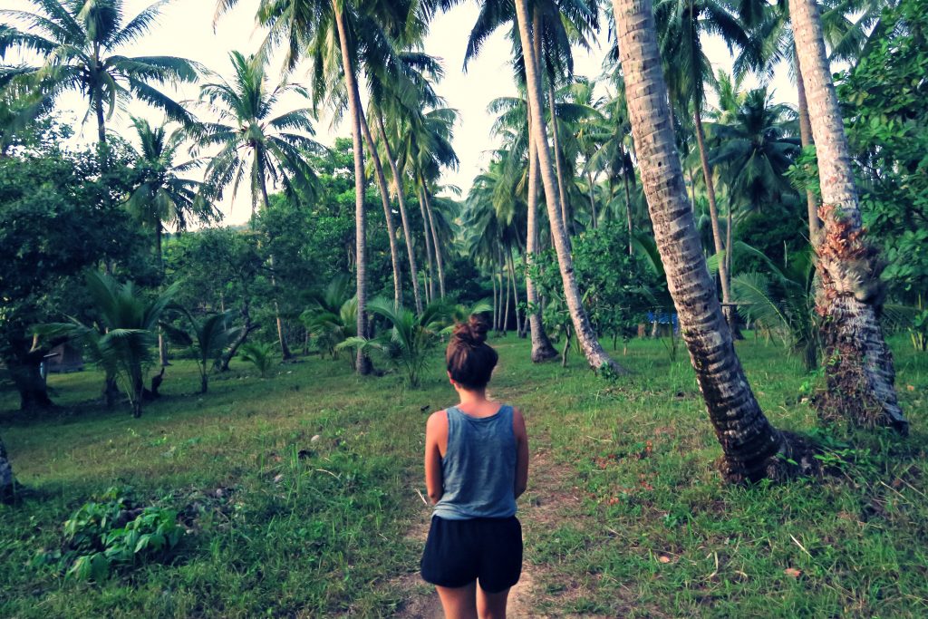 Laura sous les cocotiers